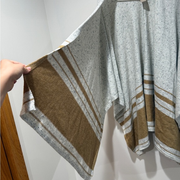 Soft Surroundings Leonnie Shawl Wrap One Size White Wool Blend Topper Poncho - Picture 4 of 6